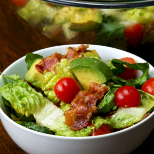 Салат айсберг с беконом, помидорами и авокадо / Salad with bacon lettuce tomato and avocado