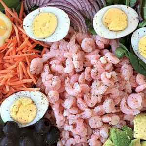 Классический салат с креветками и соусом тысяча островов