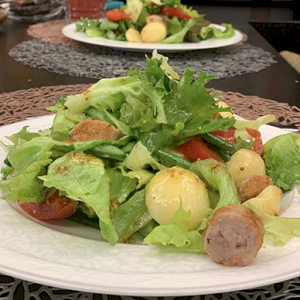 Салат с картофелем и свиной колбаской