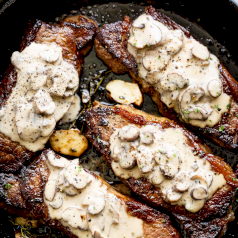 Превосходный стейк со сливочным чесночным соусом из грибов / Perfect steak with creamy garlic mushroom sauce