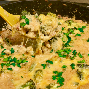 Брокколи и бекон в сливочном соусе под сырной корочкой /  Creamy broccoli and bacon under cheesy crust