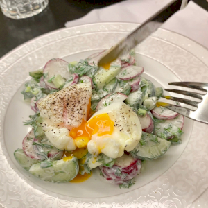 Салат с редиской, огурцами и яйцом пашот / Cucumber and radish salad with poached egg
