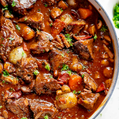 Говядина тушеная в винном соусе / Beef stew in wine sauce