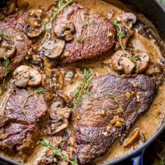 Говяжья вырезка в грибном соусе / Filet mignon in brown mushroom sauce